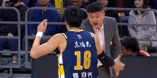 体育官方网址-广东队领先18分输球！记者3问杜锋：张皓嘉为何打这么久？