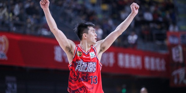 体育官方网址-队内气氛不错！郭艾伦“抱怨”徐昕：就是你害大家还得加班！