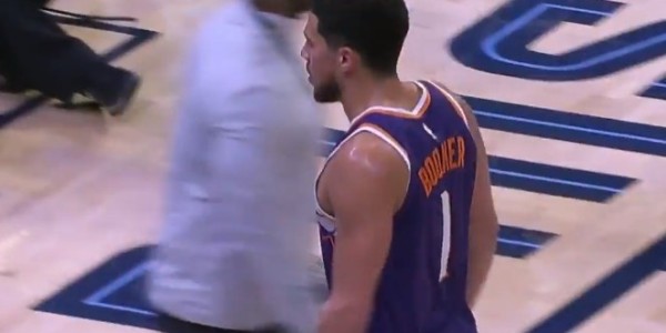 体育官方网址-真横！布克半场前最后一攻 突破强攻转身中投压哨弹入篮筐！