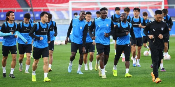 乐鱼体育网页版登录入口-中超大连英博vs武汉三镇踩场图片分享，玩配对，看看谁牵了谁的手|斯坦丘|马马杜|冯劲|阿奇姆彭|廖锦涛_新浪体育_新浪新闻